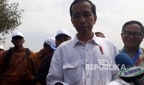 Presiden Joko Widodo memberikan keterangan pers pada peresmian revitalisasi tambak udang di Kabupaten Bekasi, Rabu (1/11). 