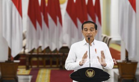 Presiden Joko Widodo memberikan keterangan pers terkait COVID-19 di Istana Bogor. Presiden Jokowi pun meminta agar seluruh kepala daerah dapat berpedoman pada Keppres dan PP tersebut dalam melakukan kebijakan mengatasi penyebaran COVID-19.