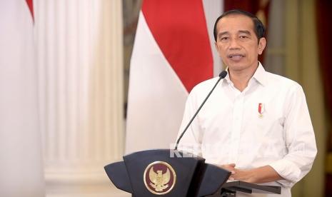 Presiden Joko Widodo memberikan keterangan pers terkait Pemberlakuan Pembatasan Kegiatan Masyarakat (PPKM) di Jakarta, Senin (23/8/2021). Pemerintah memutuskan mulai 24 Agustus hingga 30 Agustus 2021, beberapa daerah bisa diturunkan levelnya dari level 4 jadi level 3. 