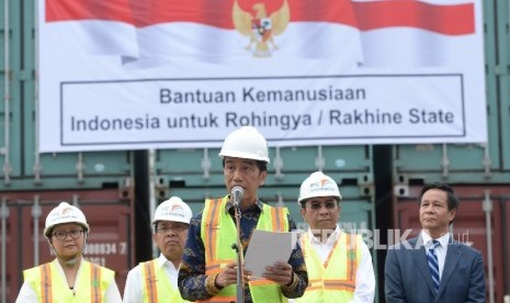 Presiden Joko Widodo memberikan keterangan pers terkait pengiriman bantuan kemanusiaan untuk pengungsi Rohingya dan Rakhine di Dermaga III Pelabuhan Tanjung Priok, Jakarta, Kamis (29/12).Republika/Wihdan Hidayat