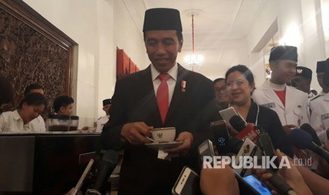 Presiden Joko Widodo memberikan keterangan pers terkait pentingnya mengolah produk kopi, Selasa (15/8).