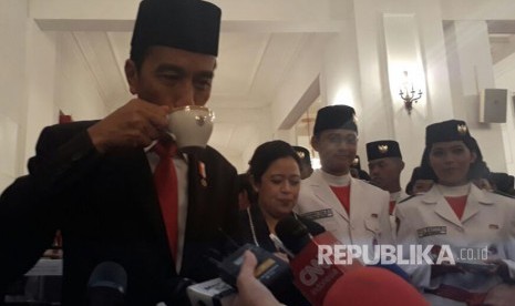 Presiden Joko Widodo minum kopi, ilustrasi