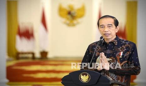 Presiden Joko Widodo memberikan keterangan pers terkait perpanjangan penerapan Pemberlakuan Pembatasan Kegiatan Masyarakat (PPKM) level 4 di Istana Kepresidenan Bogor, Jawa Barat, Senin (2/8/2021)