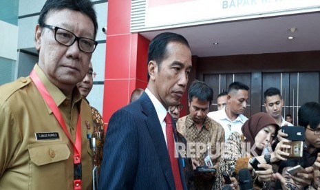 Presiden Joko Widodo memberikan keterangan pers terkait serangan bom yang terjadi di Surabaya, Senin (14/5). 