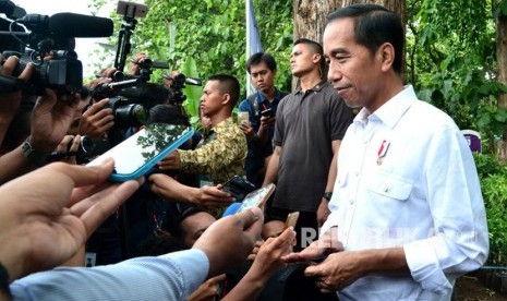 Presiden Joko Widodo memberikan keterangan pers usai membagikan izin pemanfaatan hutan negara di kawasan hutan jati, Desa Dungus, Keluarahan Wungu, Kabupaten Madiun, Senin (6/11). 