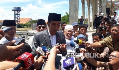 Presiden Joko Widodo memberikan keterangan pers usai meresmikan Bank Wakaf Mikro, Rabu (14/3).