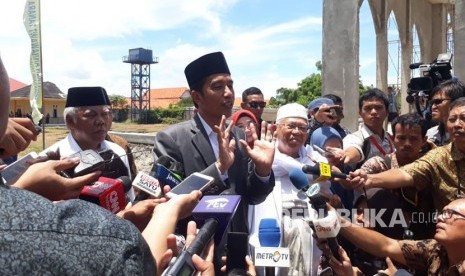 Presiden Joko Widodo memberikan keterangan pers usai meresmikan bank wakaf mikro, Rabu (14/3).