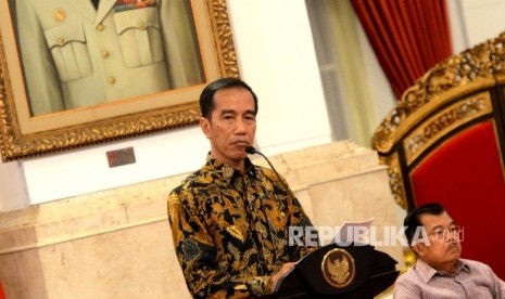  Presiden Joko Widodo memberikan paparan saat evaluasi kinerja Polri dan Kejaksaan di Istana Negara, Jakarta, Selasa (19/7). (Republika/Wihdan)