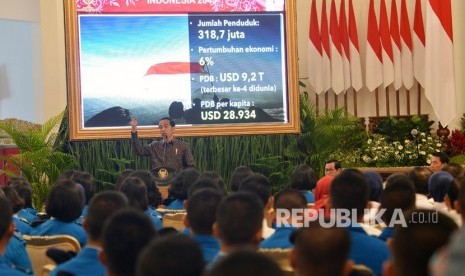 Presiden Joko Widodo memberikan pembekalan kepada siswa kelas 11 SMA Taruna Nusantara di Istana Negara, Jakarta, Senin (9/4). 