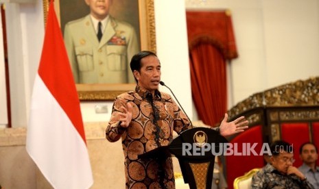 Presiden Joko Widodo memberikan penagrahan saat Rapat Koordinasi Gubernur bersama Presiden Di Istana Negara, Jakarta, Kamis (20/10).