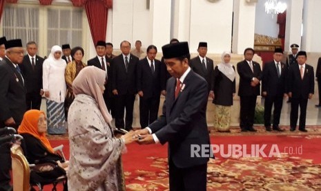 Presiden Joko Widodo memberikan Penganugerahan Gelar Pahlawan Nasional kepada empat tokoh di Istana Negara, Jakarta, Kamis (9/11). 