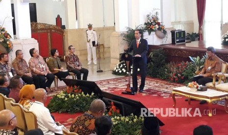 Presiden Joko Widodo memberikan pengarahan dalam acara Peresmian Pembukaan Rapat Koordinasi Nasional Pengawas Intern Pemerintah Tahun 2017, di Istana Negara, Kamis (18/5). 