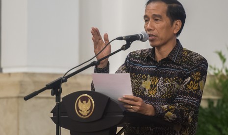 Presiden Joko Widodo memberikan pengarahan kepada peserta Rakornas Pencegahan Kebakaran Hutan dan Lahan Tahun 2016 di Istana Negara, Jakarta, Senin (18/1). 