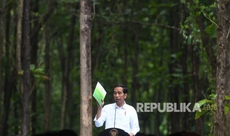 Presiden Joko Widodo memberikan pengarahan mengenai Pemanfaatan Hutan Perhutanan Sosial di Tuban, Jawa Timur, Jumat (9/3).