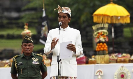 Presiden Joko Widodo memberikan pengarahan saat menghadiri prosesi Tawur Agung Kesanga di pelataran Candi Prambanan, Sleman, Yogyakarta, Jumat (20/3). 