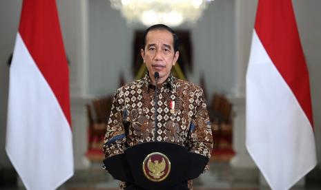 Presiden Joko Widodo memberikan pernyataan pers tentang perkembangan terkini pelaksanaan Pemberlakuan Pembatasan Kegiatan Masyarakat (PPKM) di Istana Merdeka, Jakarta, Senin (30/8).