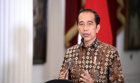 Presiden Joko Widodo memberikan pernyataan pers tentang perkembangan terkini pelaksanaan Pemberlakuan Pembatasan Kegiatan Masyarakat (PPKM) di Istana Merdeka, Jakarta.