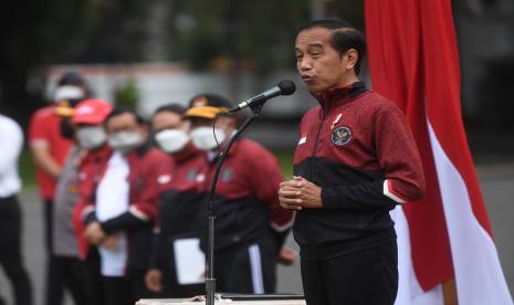 Presiden Joko Widodo memberikan pidato saat upacara penyerahan bonus atlet SEA Games ke-31 Vietnam di Halaman Istana Merdeka, Jakarta, Senin (13/6/2022). Presiden menyerahkan total bonus kepada seluruh atlet sebesar Rp130,5 Miliar sementara untuk pelatih dan asisten pelatih sebesar Rp32 Miliar. 