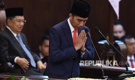 Presiden Joko Widodo memberikan salam usai memberikan pidato awal masa jabatan presiden periode 2019-2024 di Gedung Nusantara, kompleks Parlemen, Senayan, Jakarta, Ahad (20/10/2019). 