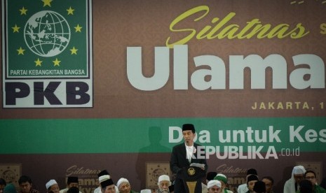 Presiden Joko Widodo memberikan sambutan dalam acara Silaturahmi Nasional Ulama Rakyat yang digagas oleh Partai Kebangkitan Bangsa (PKB), di Jakarta, Sabtu (12/11). 