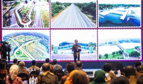 Presiden Joko Widodo memberikan sambutan dalam Peluncuran Geoportal Kebijakan Satu Peta dan Buku Kemajuan Infrastruktur Nasional Tahun 2018, di Jakarta, Selasa (11/12/2018).