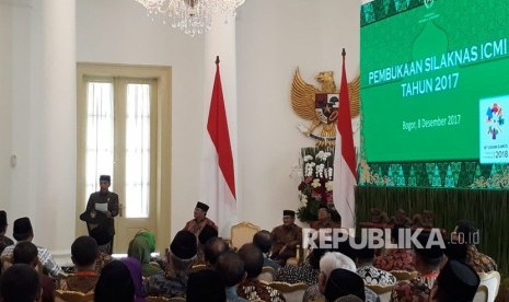 Presiden Joko Widodo memberikan sambutan dalam Silaknas ICMI, di Istana Kepresidenan, Jumat (8/12). Dalam pembukaan ini hadir pula Presiden Indonesia ke-3 BJ Habibie.