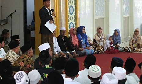 Presiden Joko Widodo memberikan sambutan di Pondok Pesantren Nurul Islam, Kelurahan Antirogo, Sumbersari, Jember, Jawa Timur, Sabtu (12/8). 