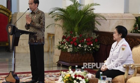 Presiden Joko Widodo memberikan sambutan disaksikan Ketua Dewan Pengarah Badan Pembinaan Ideologi Pancasila ( BPIP) Megawati Soekarnoputri saat Presidential Lecture Internalisasi dan Pembumian Pancasila di Istana Negara, Jakarta, Selasa (3/12/2019).