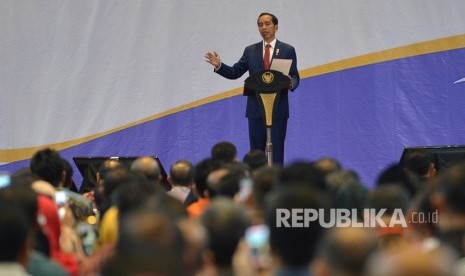 Presiden Joko Widodo memberikan sambutan ketika membuka Rakernas II Asosiasi DPRD Kabupaten Seluruh Indonesia (Adkasi) di Jakarta, Selasa (27/3). 