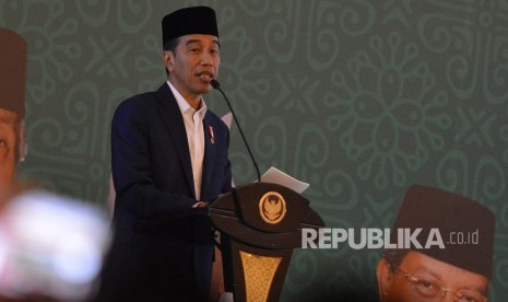 Presiden Joko Widodo memberikan sambutan ketika membuka Zikir Kebangsaan dan Rakernas I Majelis Zikir Hubbul Wathon di Asrama Haji Pondok Gede, Jakarta, Rabu (21/2). 