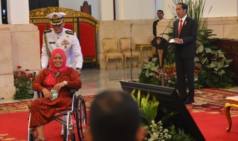 Presiden Joko Widodo memberikan sambutan ketika menerima pengguna manfaat Jaminan Kesehatan Nasional-Kartu Indonesia Sehat (JKN-KIS) di Istana Negara, Jakarta, Rabu (23/5). 