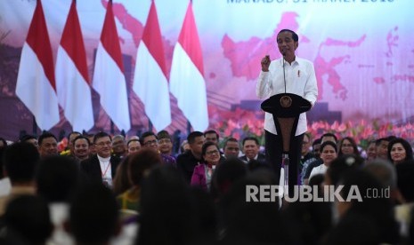 Presiden Joko Widodo memberikan sambutan ketika menghadiri silaturahmi dengan peserta Konferensi Gereja dan Masyarakat (KGM) X Persekutuan Gereja - Gereja di Indonesia (PGI) Tahun 2019 di Manado, Sulawesi Utara, Ahad (31/3/2019). 