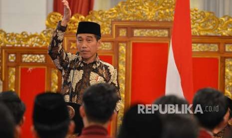 Presiden Joko Widodo memberikan sambutan ketika menutup Muktamar Ikatan Mahasiswa Muhammadiyah (IMM) di Istana Negara, Jakarta, Senin (6/8). 