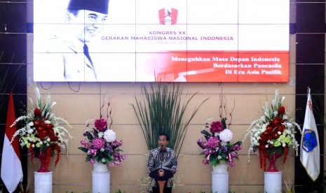 Presiden Joko Widodo memberikan sambutan pada pembukaan Kongres XX Gerakan Mahasiswa Nasional Indonesia (GMNI) di Manado, Sulawesi Utara, Rabu (15/11). 