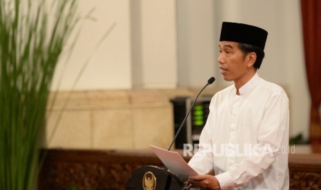 Presiden Joko Widodo memberikan sambutan saat malam Peingatan Nuzulul Quran di Istana Negara, Jakarta, Senin (12/6).