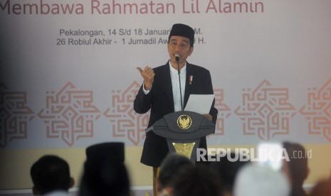 Presiden Joko Widodo (memberikan sambutan saat menghadiri acara Muktamar ke-12 Jam'iyyah Ahlit Thariqah Al Mu'tabarah An Nahdliyyah (JATMAN) di Kabupaten Pekalongan, Jawa Tengah, Senin (15/1). 