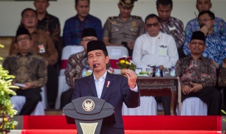 Presiden Joko Widodo memberikan sambutan saat menghadiri Silaturahmi Nasional Majelis (Silatnas) Majelis Tafsir Al Quran (MTA) di Stadion Manahan, Solo, Jawa Tengah, Minggu (17/9).