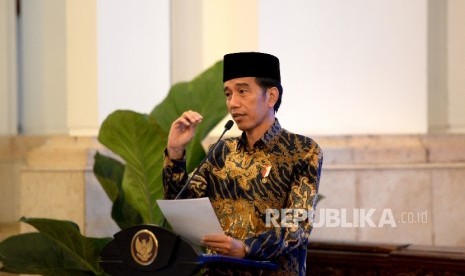 Presiden Joko Widodo memberikan sambutan saat peluncuran Komite Nasional keuangan Syariah (KNKS) dan Peresmian Pembukaan Silaknas IAEI di Istana Negara, Jakarta, Rabu (27/7).