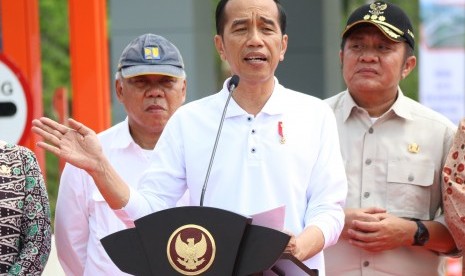 Presiden Joko Widodo mengatakan ada yang mau cari muka dengan mengusulkan masa jabatan presiden tiga periode.