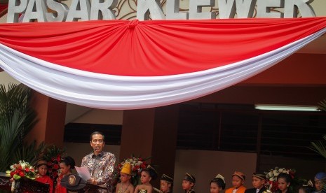 Presiden Joko Widodo memberikan sambutan saat Peresmian Pasar Klewer di Solo, Jawa Tengah, Jumat (21/4).