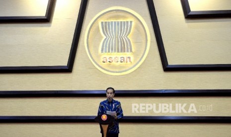  Presiden Joko Widodo memberikan sambutan saat peringatan 50 Tahun ASEAN di Sekretariat ASEAN, Jakarta, Jumat (11/8)