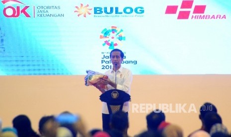 Presiden Joko Widodo memberikan sambutannya saat peluncuraan program Bantuan Pangan Non-Tunai (BPNT) secara nasional di GOR Cibubur, Jakarta Timur, Kamis (23/2)