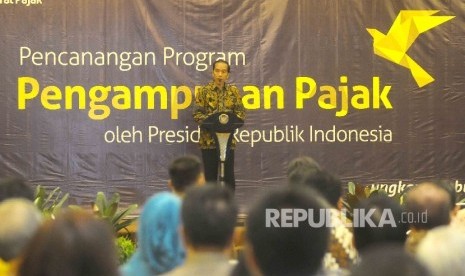 Presiden Joko Widodo memberikan sambutannya saat Pencanangan Pengampunan Pajak di kantor Direktorat Jenderal Pajak Kementerian Keuangan, Jakarta, Jumat (1/7)