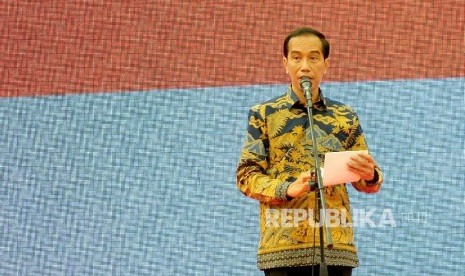 Presiden Joko Widodo memberkan sambutannya saat persmian secara simbolik 11 Pusat Logistik Berikat (PLB) di Indonesia di Kawasan Industri Krida Bahari, Cakung, Jakarta Utara, Kamis (9/3).