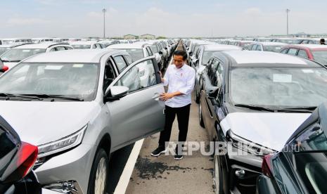 Presiden Joko Widodo membuka pintu mobil saat meninjau pelepasan ekspor mobil ke sejumlah negara, di Pelabuhan Patimban, Kabupaten Subang, Jawa Barat, Selasa (8/3/2022). Pelabuhan Patimban mulai melakukan ekspor kendaraan pada 17 Desember 2021, dan hingga kini ekspor kendaraan secara utuh atau completely built up (CBU) telah mencapai 24,000 unit, 