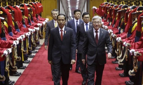 Presiden Joko Widodo memeriksa garda kehormatan bersama Menteri Kebudayaan Korea Selatan Kim Jong-deok (kanan) saat tiba d Bandara Seoul di Seongnam, Korsel, Ahad, 15 Mei 2016.