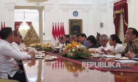 Presiden Joko Widodo memimpin langsung pertemuan antara menteri-menteri di bidang perekonomian bersama perwakilan dari Kamar Dagang dan Industri (KADIN). Rapat ini berlangsung di Istana Merdeka, Kamis (26/10) malam. 