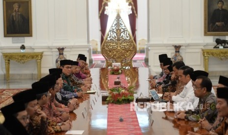 Presiden Joko Widodo memimpin pertemuan dengan organisasi Islam MUI, PBNU, dan Muhammadiyah di Istana Merdeka, Jakarta, Selasa (1/11). (Republika/ Wihdan)