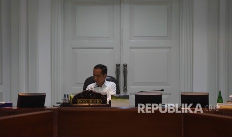 Presiden Joko Widodo memimpin rapat kabinet terbatas (ratas) di Kantor Presiden, Jakarta, Rabu (25/9/2019).