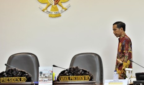 Presiden Joko Widodo memimpin Rapat Terbatas bersama Menteri Kabinet Kerja membahas persiapan jelang bulan Puasa dan Idul Fitri di Kantor Kepresidenan, Jakarta, Senin (25/5). 